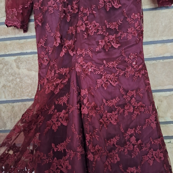 Sheath/Column V-neck Sweep Train Lace Mother of the Bride Dresses #F23M411 - Picture 3 of 13